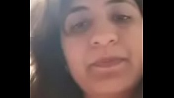 Garota indiana se masturbando na câmera
