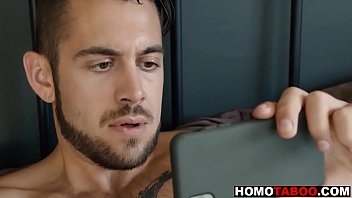 Il fratellastro mi ha sorpreso a guardare porno gay!