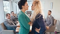 Femme d'affaires Brandi Love sexe lesbien au bureau