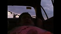裸の運転手は、オハイオ州のトラック停車場に駐車している間、車のシートを通して自慰行為と射精を行います。