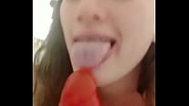Menina fazendo vibrador oral (parte 2)