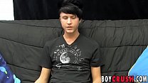 Молодой гей дрочит свой гигантский хуй во время интервью