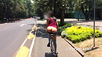 プティタチランガ露出症の人は自転車で彼女のお尻を見せます。チャプルテペクの森（2）。アマチュア。大きなお尻
