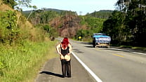 Bia Costa zeigt ihren Hintern auf dem Highway