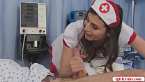 Shemale infermiera senza sella dal suo paziente