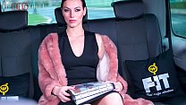 VIP SEX VAULT - Glamouröse MILF Ehefrau Sarah Highlight fickt mit Taxifahrer auf der Straße