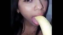 Er masturbiert mit einer Banane