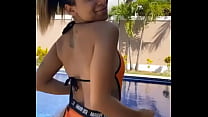 Anitta Rebolando en maillot de bain Cavado