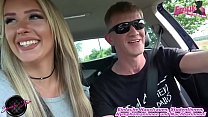 Baise blonde amateur allemande baise en plein air sur la voiture