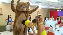 DANCING BEAR - Bachelorette Party mit Stripperinnen im Big Dick, CFNM Style!