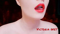 Victoria Wet spielt mit den Lippen
