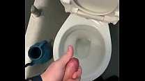 Masturbandose en baños públicos con gran corrida al final