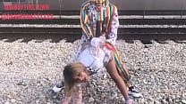 Клоун трахает девушку на железнодорожных путях