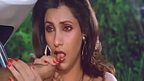 セクシーなインドの女優ディンプルカパディアは、コックのように親指を貪欲に吸う