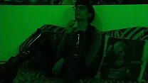 Beth Kinky - Sexy Goth Domina raucht in grünem Licht pt2 HD
