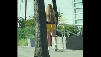 Gringa caminando en shorts por la calle