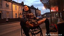 Leah Caprice in figa lampeggiante in pubblico dalla sua sedia a rotelle con portatore di handicap