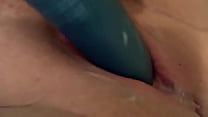 Masturbando la mia figa bagnata con un vibratore blu fino all'orgasmo