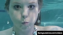 ¡Sunny Lane chupa una polla bajo el agua!