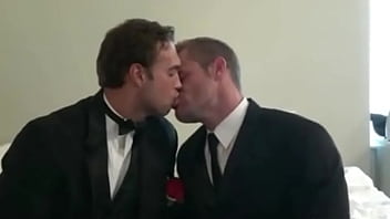 Hombre heterosexual besando a un chico gay en el día de su matrimonio | GAYLAVIDA.COM