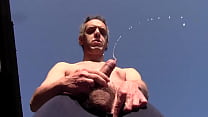 Esibizionista italiano con petto nudo, due coglioni pelosissimi e un pirla che non ciula mai, si sega in giardino e sborra tantissimo - solo video porno amatoriali italiani