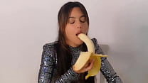 Apolonia Lapiedra Chupando Banana