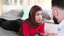 Arabische Stiefschwester im Hijab übt das Ficken auf Stiefbruder Maya Farrell