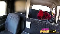 女性の偽のタクシースケーターパンクは後部座席でオーガズムにかわいい小柄なベイビーをファックします