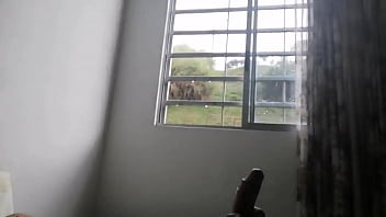 Ho quasi scoperto che il mio vicino si masturba ma alla fine corro fuori dalla stessa finestra