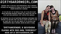 Dirtygardengirl & SexySasha jouant avec un terroriste anal rouge et un prolapsus