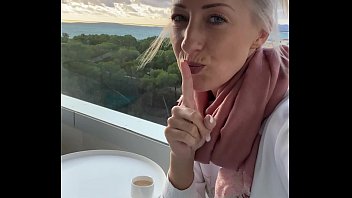 Je me suis doigté jusqu'à l'orgasme sur le balcon d'un hôtel public à Majorque!