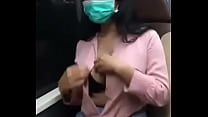 Die freche Brünette zeigte ihre Brüste im Zug