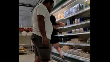 La moglie di Cuckold Films mostra il calcio al cliente Luana Kazaki del supermercato