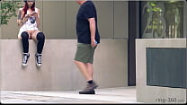 Ragazza bruna con skateboard lampeggiante in pubblico
