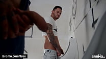Sexe urinoir avec deux mecs tatoués dans les toilettes publiques - BROMO