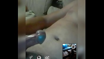 Masturbação em uma webcam com um amador gay