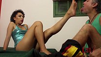 ゴージャスなブラジルのブルネットのミラ・ナンディは、LonYFetichesによってAddictedtoFeetで彼女の足でサブロニーをからかいます