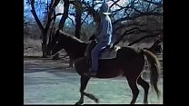 Lustvoller Cowboy mit behaarter Brust Frank Ruffner bringt seinen Freund John Michael zum braunen Tawn