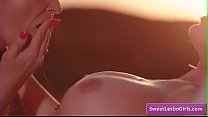 Сисястые горячие лесбиянки Кира Нуар и Синн Сейдж лижут сочную киску на закате и достигают сильных оргазмов