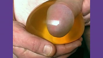 In Kondom pinkeln & abspritzen (Niederlande 06-20217671, schreib mir) Urine Man pisst versaute extreme männliche Wassersportspiele aus Holland.