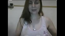 MILF clignote des seins naturels sur sa webcam pendant que son copain se branle