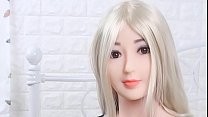 ザーメンを待っている巨大なおっぱいを持つブロンドのアジアの女子高生のセックス人形