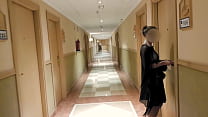 Mila Lewis arriveert in hotelkamer in sexy stringbikini