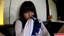 une jeune japonaise de 18 ans avec de petits seins gicle et obtient un orgasme avec un doigt et un jouet sexuel amateur asiatique avec cosplay costume scolaire donne une pipe profondément mao 7 osakaporn