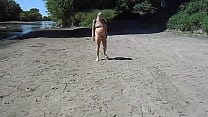 スカンク川沿いの砂浜で裸の運転手が小便をする