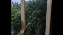 Marido follando esposa a lo perrito disfrutando de la lluvia desde la ventana