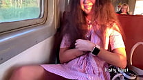 la fille de 18 ans a montré sa culotte dans le train et a branlé une bite à un inconnu en public