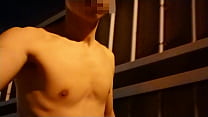 Exposition de Takehito 01 Vidéo auto-prise de vue de marcher nu sur une passerelle la nuit
