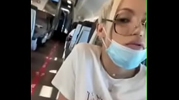 Блондинка показывает свой член в самолете