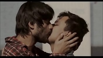Eduardo Togi und Jesús Canchola Sánchez schwuler Kuss aus dem Film Bittersweet Waters | GAYLAVIDA.COM